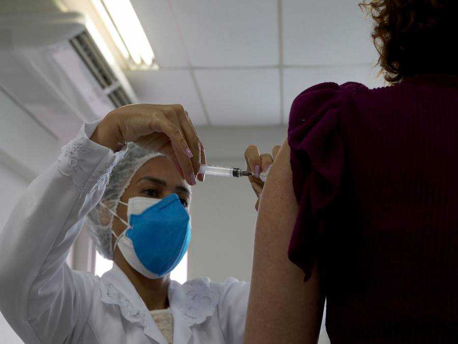 Vacinação: segunda dose começa a ser aplicada nesta terça em Macaé