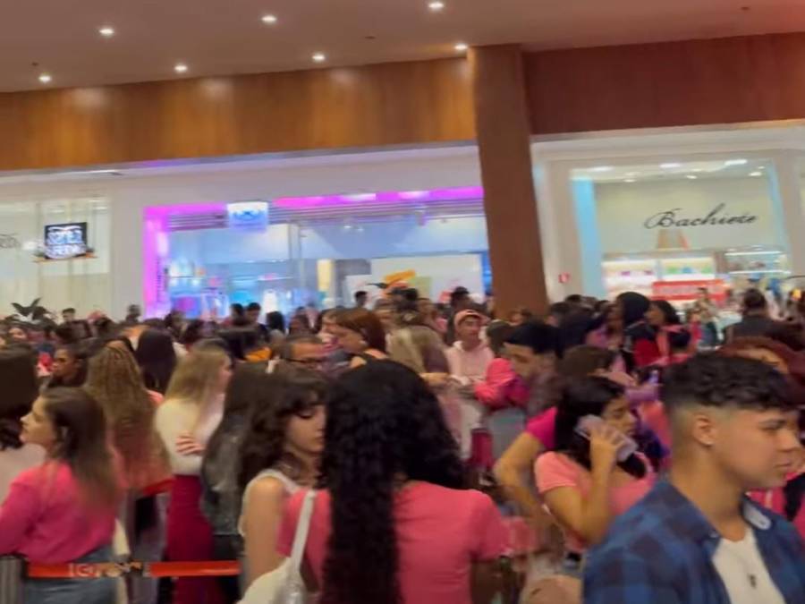 Fãs de Barbie lotam cinema do
